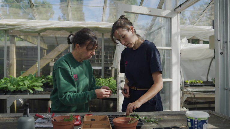 Molly Rounsevell, Growing Scholar 2024-2025 (right) with Scholar Mentor and Propagator Karol (left)